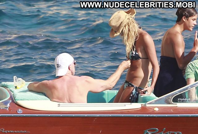 Elle Macpherson Boat Bikini Showing Tits Nude Scene Actress