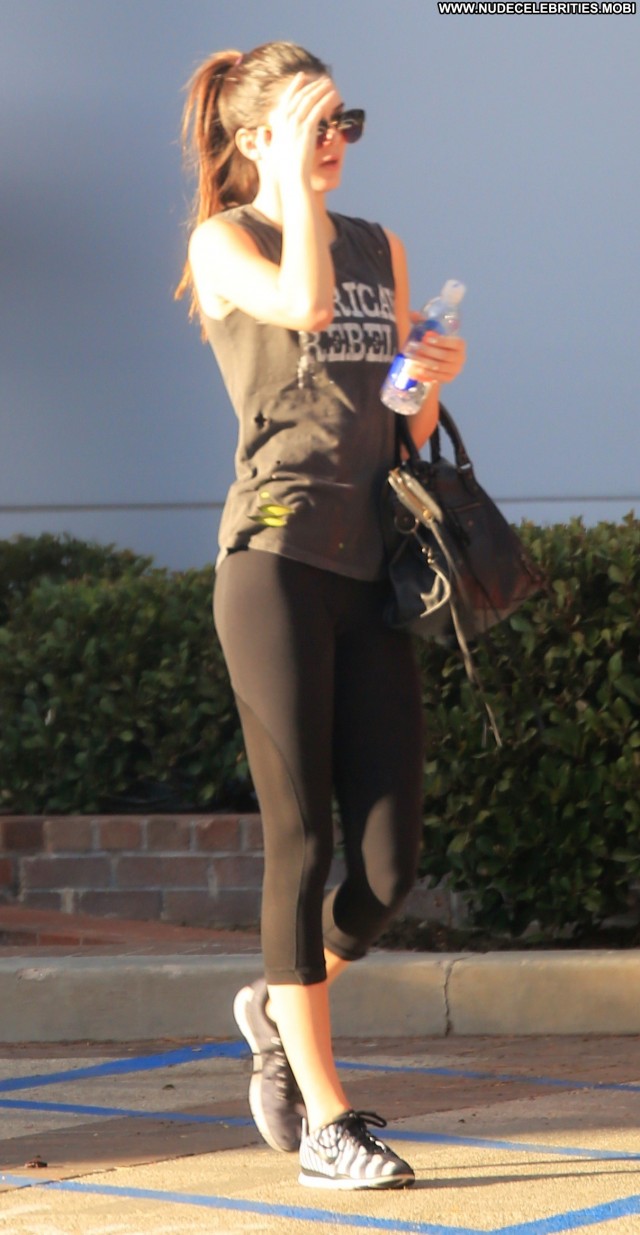 Kendall Jenner Posing Hot High Resolution Beautiful Candids Babe