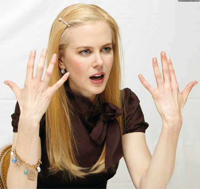 Nicole Kidman High Resolution Beautiful Posing Hot Babe