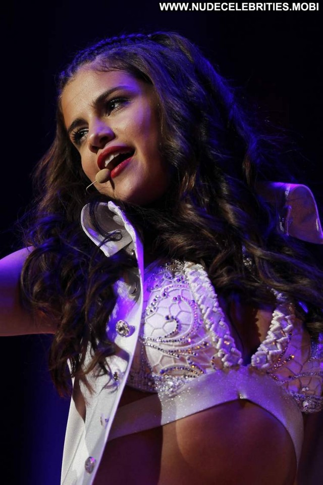 Selena Gomez Performance Celebrity Beautiful Candids High Resolution