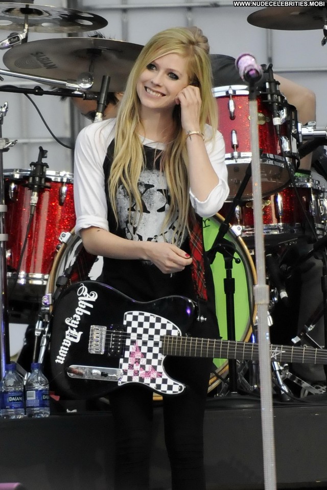 Avril Lavigne Awards High Resolution Beautiful Posing Hot