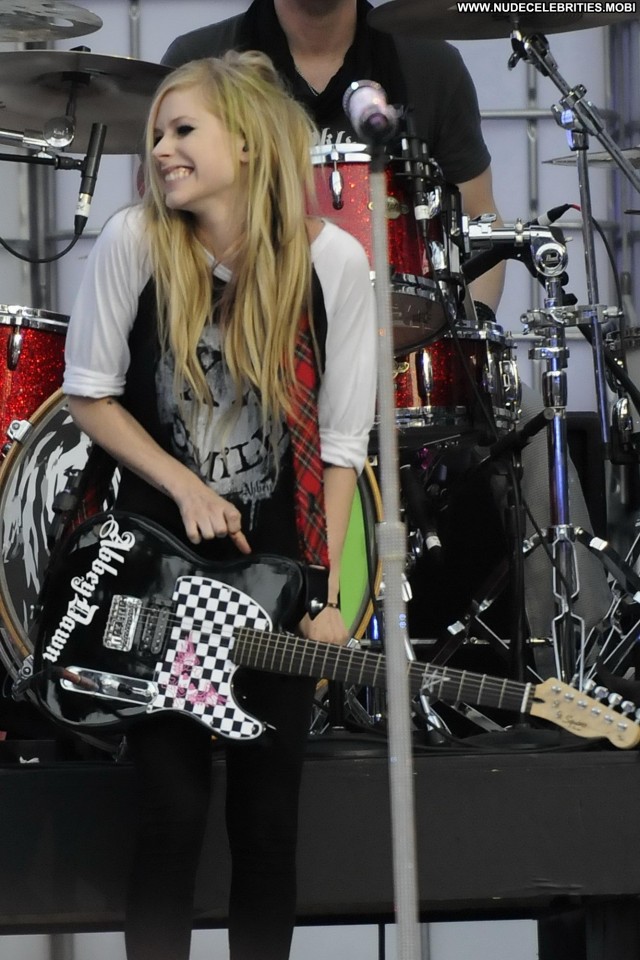 Avril Lavigne Celebrity Awards Posing Hot Beautiful High Resolution
