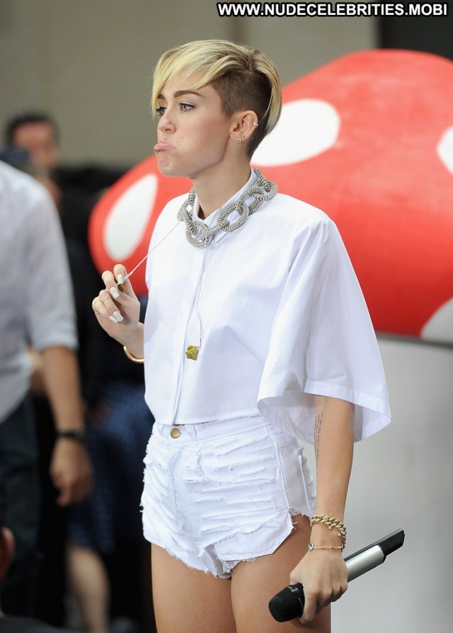Miley Cyrus Posing Hot High Resolution Nyc Celebrity Beautiful Babe Miley Cyrus Posing Hot High Resolution Nyc Celebrity Beautiful Babe