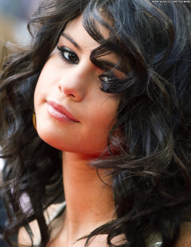 Selena Gomez High Resolution Babe Beautiful Posing Hot Awards