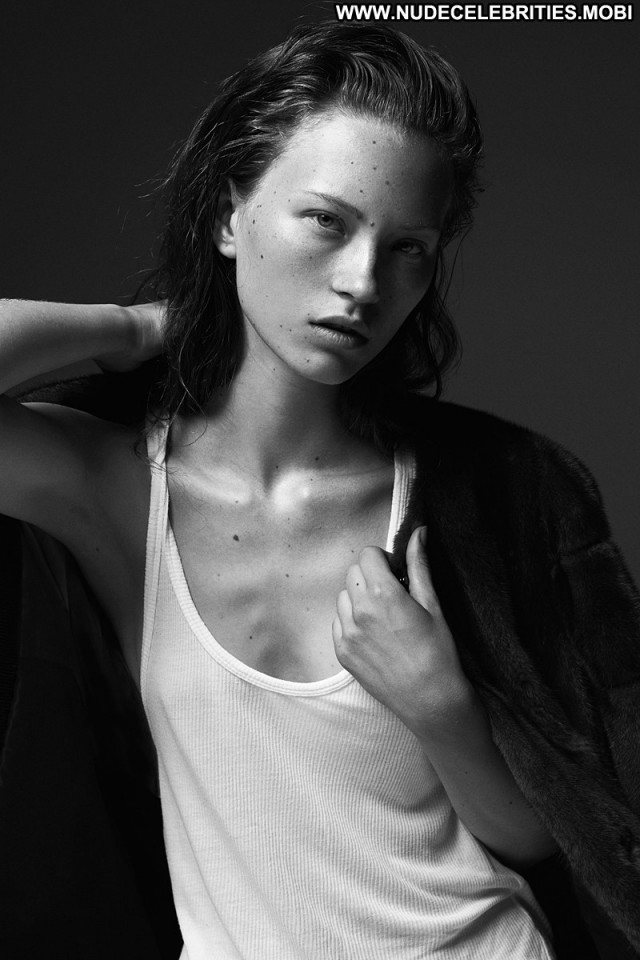 Elle Brittain     Andrea Schylstrom Stefano Fabbri Celebrity Posing