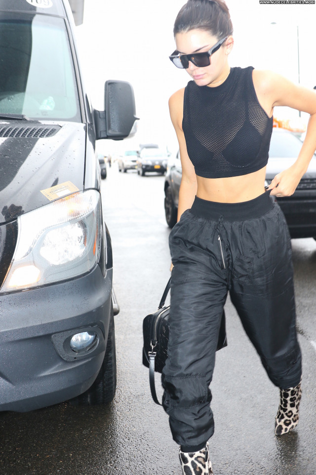 Kendall Jenner Jfk Airport In Nyc Babe Posing Hot Celebrity Beautiful