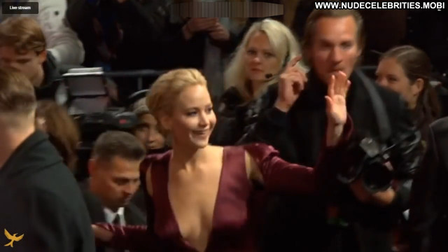Jennifer Lawrence The Hunger Cleavage Posing Hot Babe Celebrity