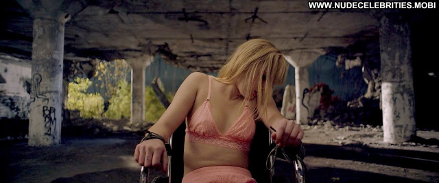 Maika monroe boobs