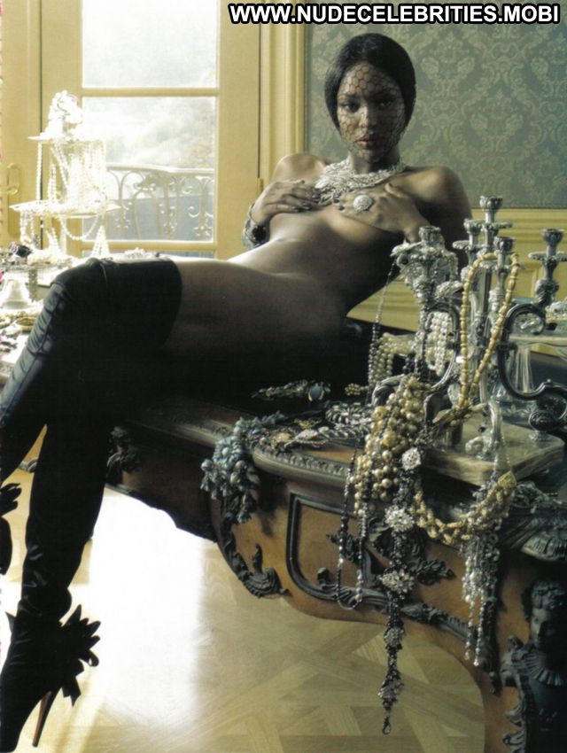 Naomi Campbell Ebony Nude Scene Actress Showing Tits Famous
