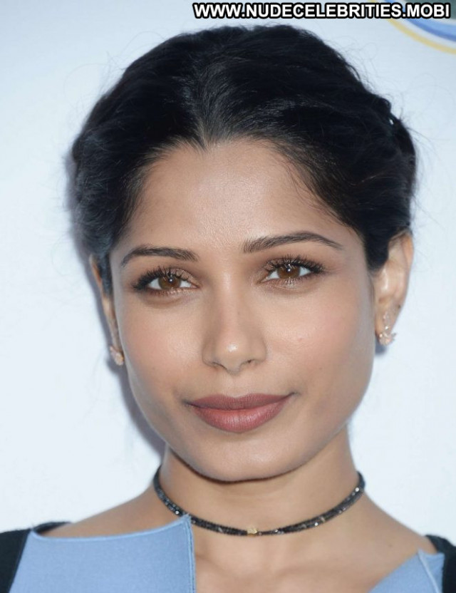 Freida Pinto No Source Posing Hot Babe Beautiful Healthy Paparazzi