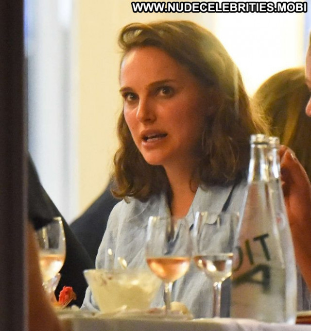Natalie Portman No Source Paparazzi Celebrity Babe Restaurant Posing