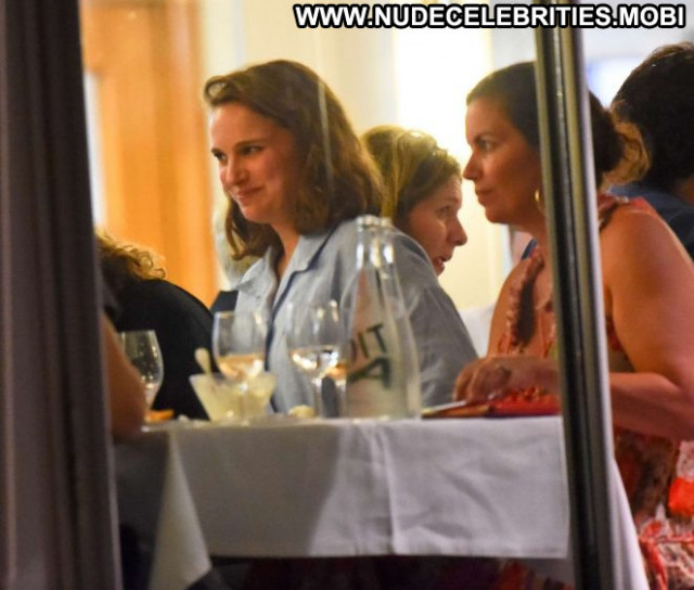 Natalie Portman No Source Posing Hot Celebrity Beautiful Restaurant