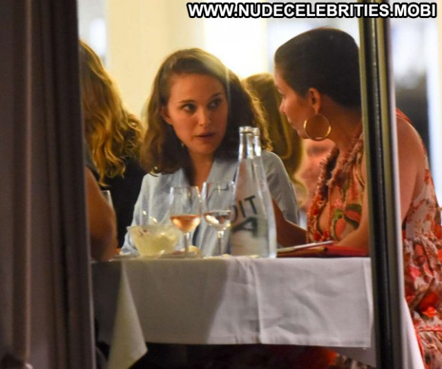Natalie Portman No Source Posing Hot Beautiful Celebrity Restaurant