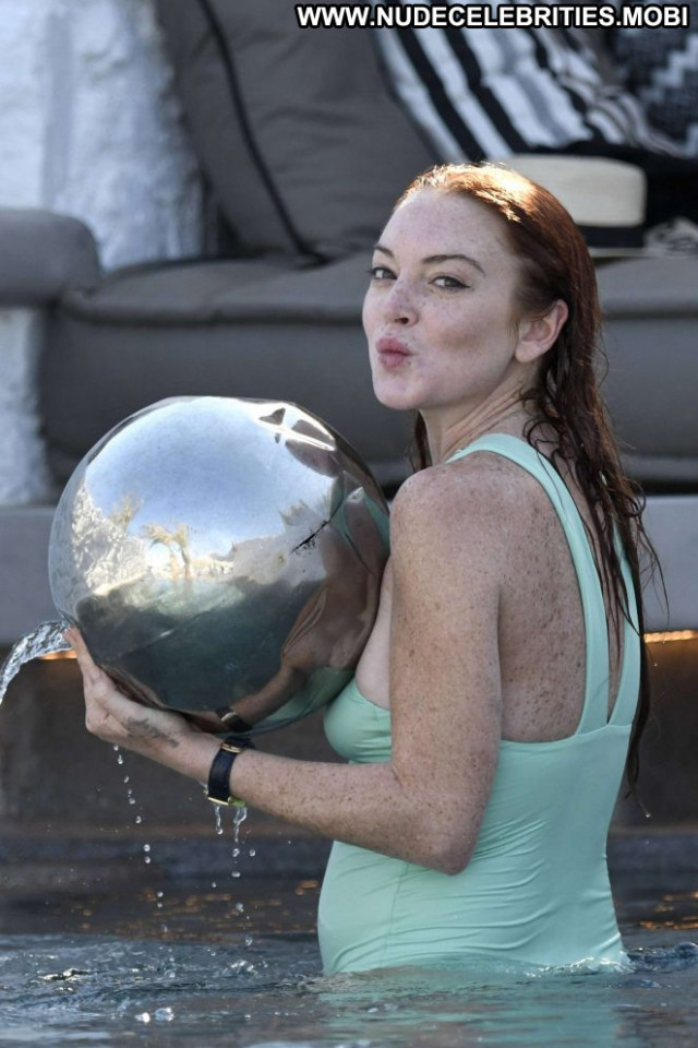 Lindsay Lohan The Beach Beautiful Babe Paparazzi Posing Hot Swimsuit
