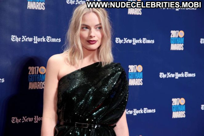 Margot Robbie No Source Celebrity Beautiful Babe Posing Hot Paparazzi