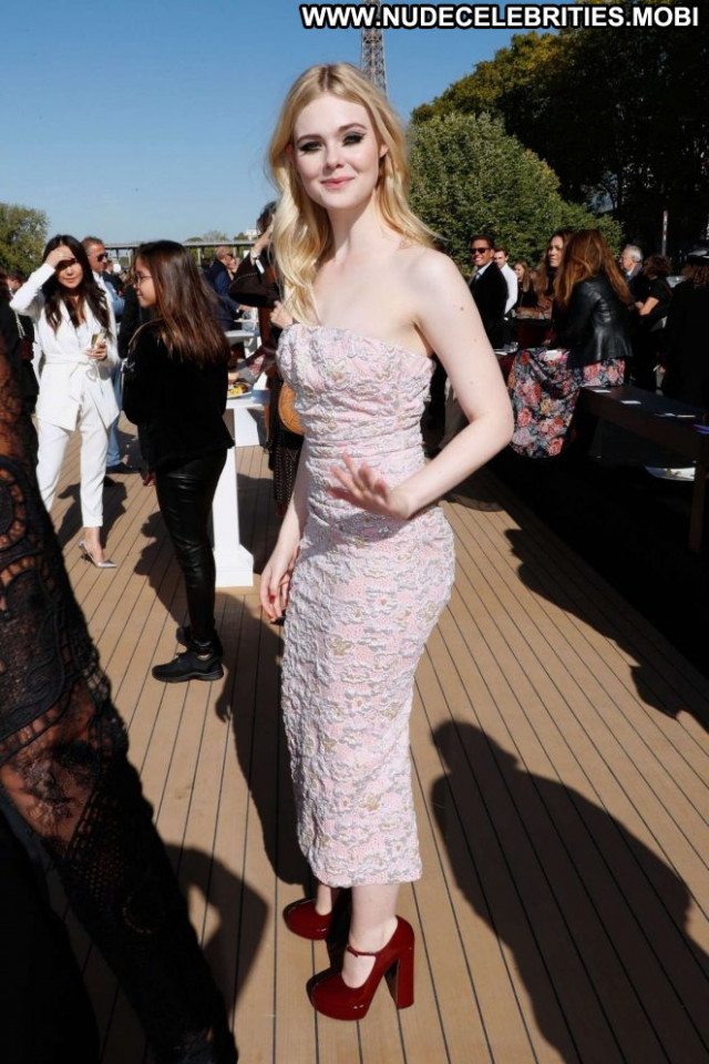 Elle Fanning Fashion Show Paparazzi Babe Paris Beautiful Celebrity