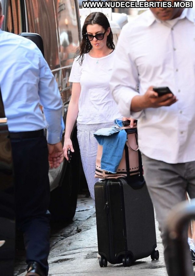 Anne Hathaway No Source Beautiful Hat Celebrity Paparazzi Posing Hot