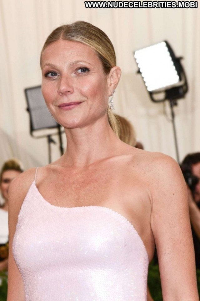 Gwyneth Paltrow No Source  Beautiful Posing Hot Celebrity Babe Nyc