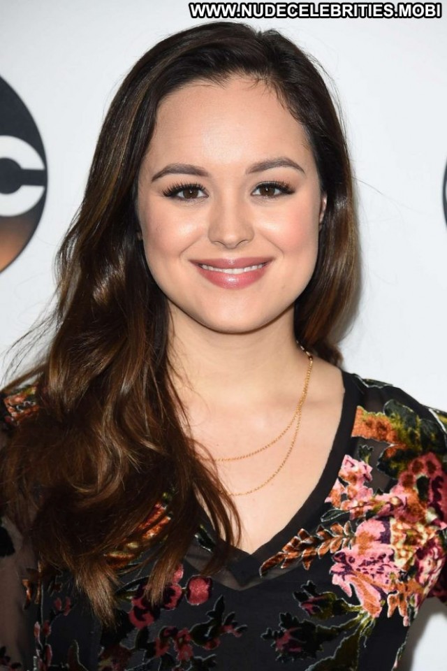 Hayley Orrantia No Source Beautiful Babe Paparazzi Posing Hot Winter