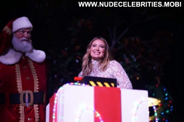 Hilary Duff No Source Christmas Posing Hot Paparazzi Celebrity