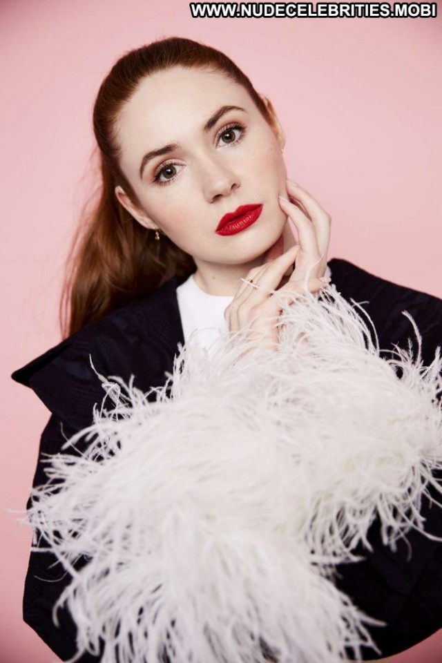 Karen Gillan No Source Beautiful Babe Bus Celebrity Photoshoot