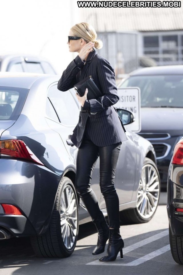 Rosie Huntington Whiteley Beverly Hills Posing Hot Paparazzi