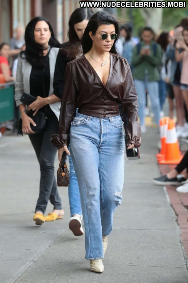 Kourtney Kardashia New York Posing Hot Paparazzi Babe Beautiful