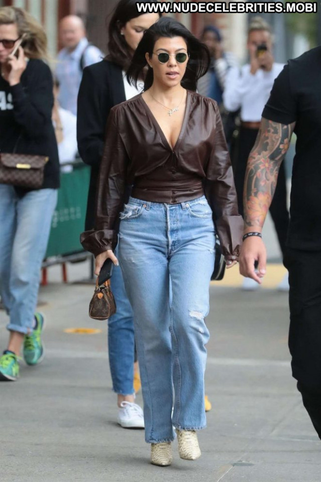 Kourtney Kardashia New York  Beautiful Paparazzi Posing Hot Celebrity