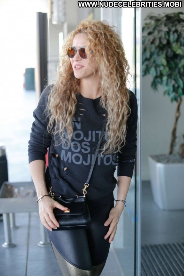 Shakira Bar Paparazzi Celebrity Beautiful Posing Hot Babe