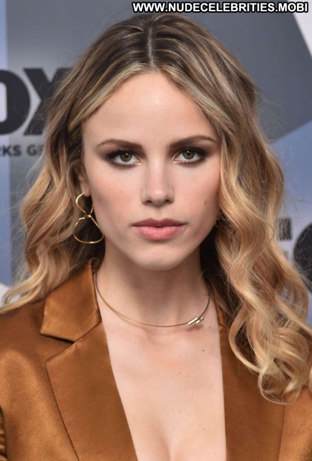 Halston Sage No Source Celebrity Posing Hot Babe Nyc Paparazzi