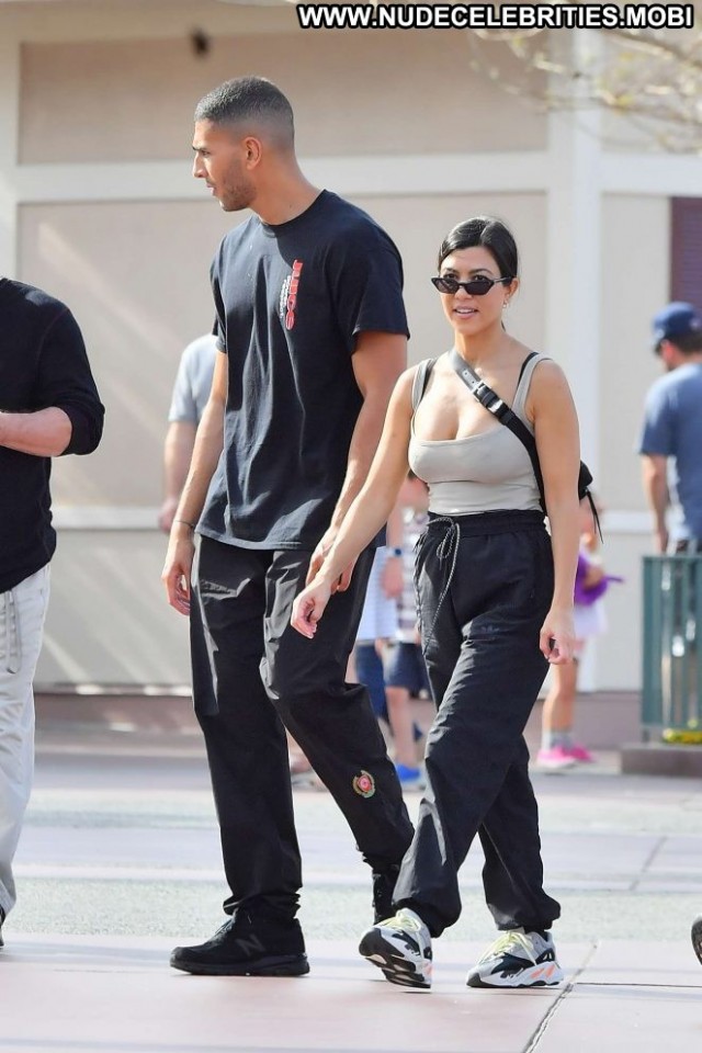 Kourtney Kardashia No Source Paparazzi Beautiful Babe Posing Hot