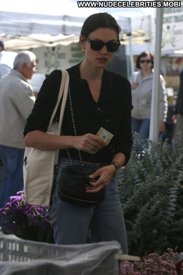 Phoebe Tonkin Farmers Market Beautiful Posing Hot Paparazzi Babe