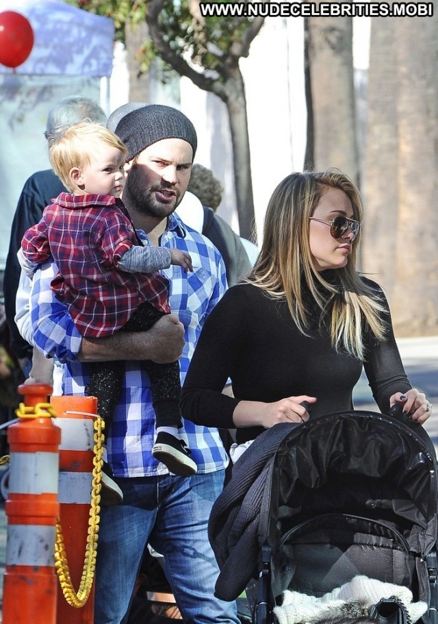 Hilary Duff Farmers Market Posing Hot Beautiful High Resolution