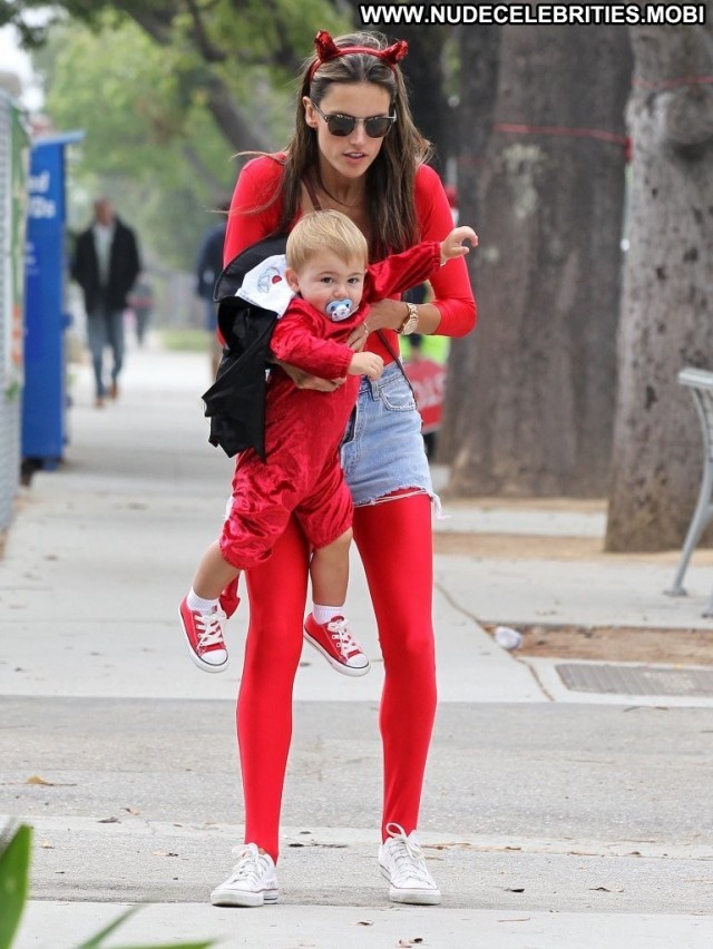 Alessandra Ambrosio No Source Posing Hot Celebrity High Resolution