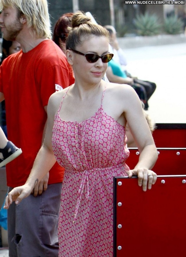 Alyssa Milano Farmers Market  Posing Hot Babe Celebrity Candids