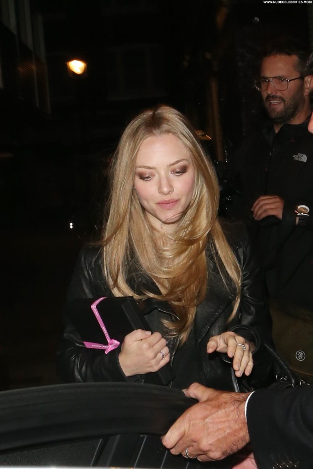 Amanda Seyfried No Source Celebrity Posing Hot Restaurant High