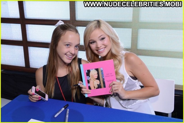 Olivia Holt Posing Hot High Resolution Celebrity Babe Beautiful Cute