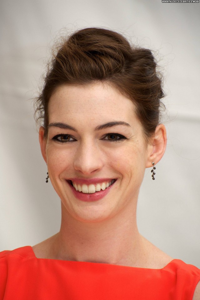 WATCH: Anne Hathaway Nude & Pussy! New Leaked Photos 
