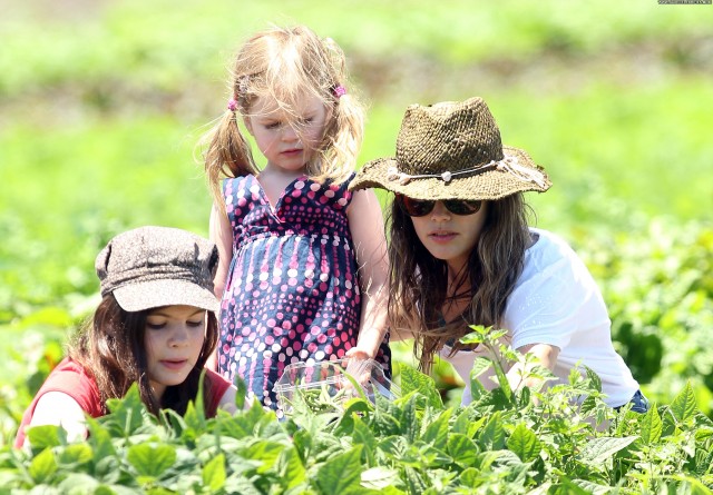 Rachel Bilson No Source High Resolution Beautiful Farm Babe Posing