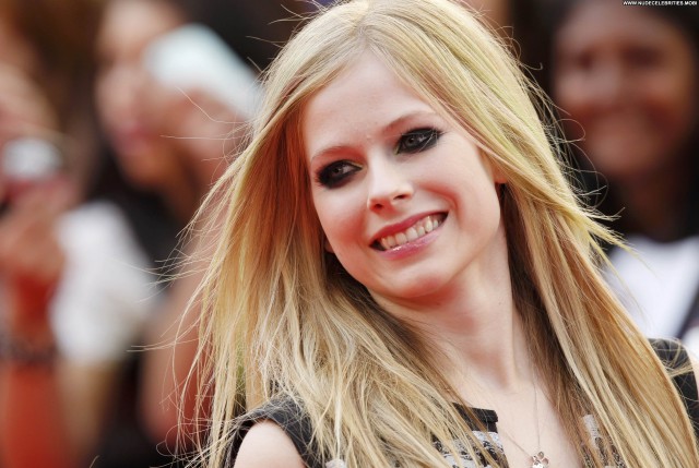 Avril Lavigne No Source Beautiful High Resolution Posing Hot