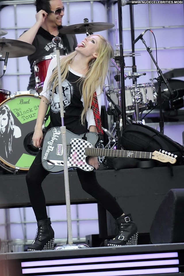 Avril Lavigne Posing Hot High Resolution Beautiful Celebrity Awards