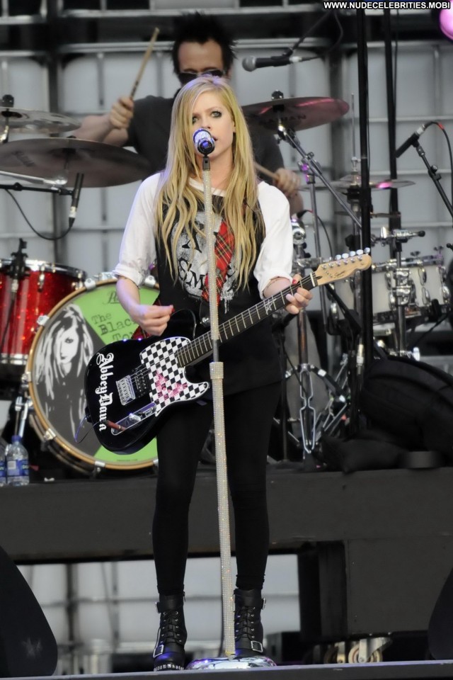 Avril Lavigne Posing Hot Awards Celebrity Beautiful Babe High