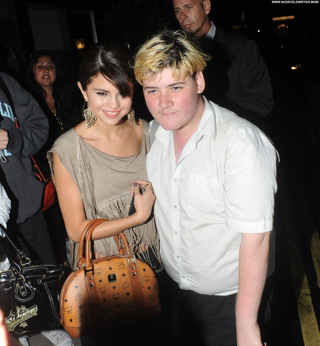 Selena Gomez No Source London Beautiful Posing Hot Babe Restaurant