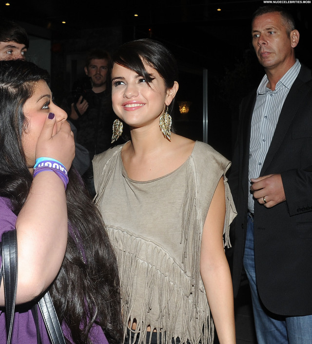 Selena Gomez No Source  London Beautiful Restaurant Posing Hot Babe