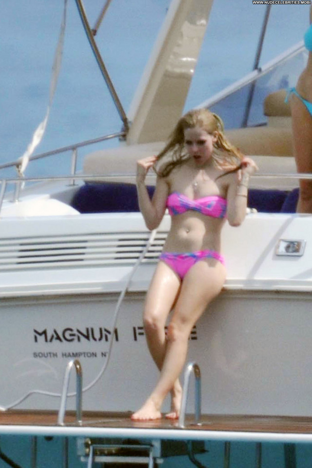 Avril Lavigne No Source High Resolution Posing Hot Celebrity Babe