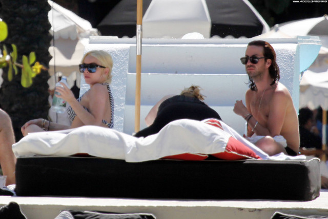 Lindsay Lohan South Beach High Resolution Posing Hot Poolside Hotel