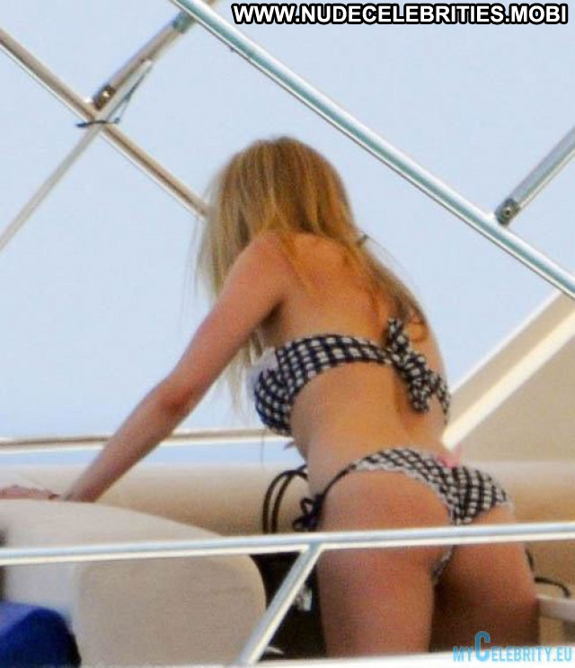 Avril Lavigne No Source Beautiful Bikini Babe Celebrity Posing Hot