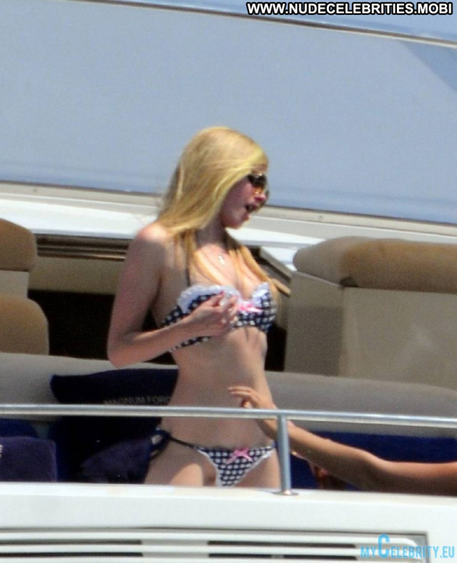 Avril Lavigne No Source Posing Hot Swimsuit Celebrity Beautiful Babe