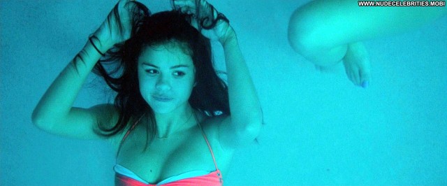 Selena Gomez Spring Breakers Movie Sexy Scene Softcore Cute